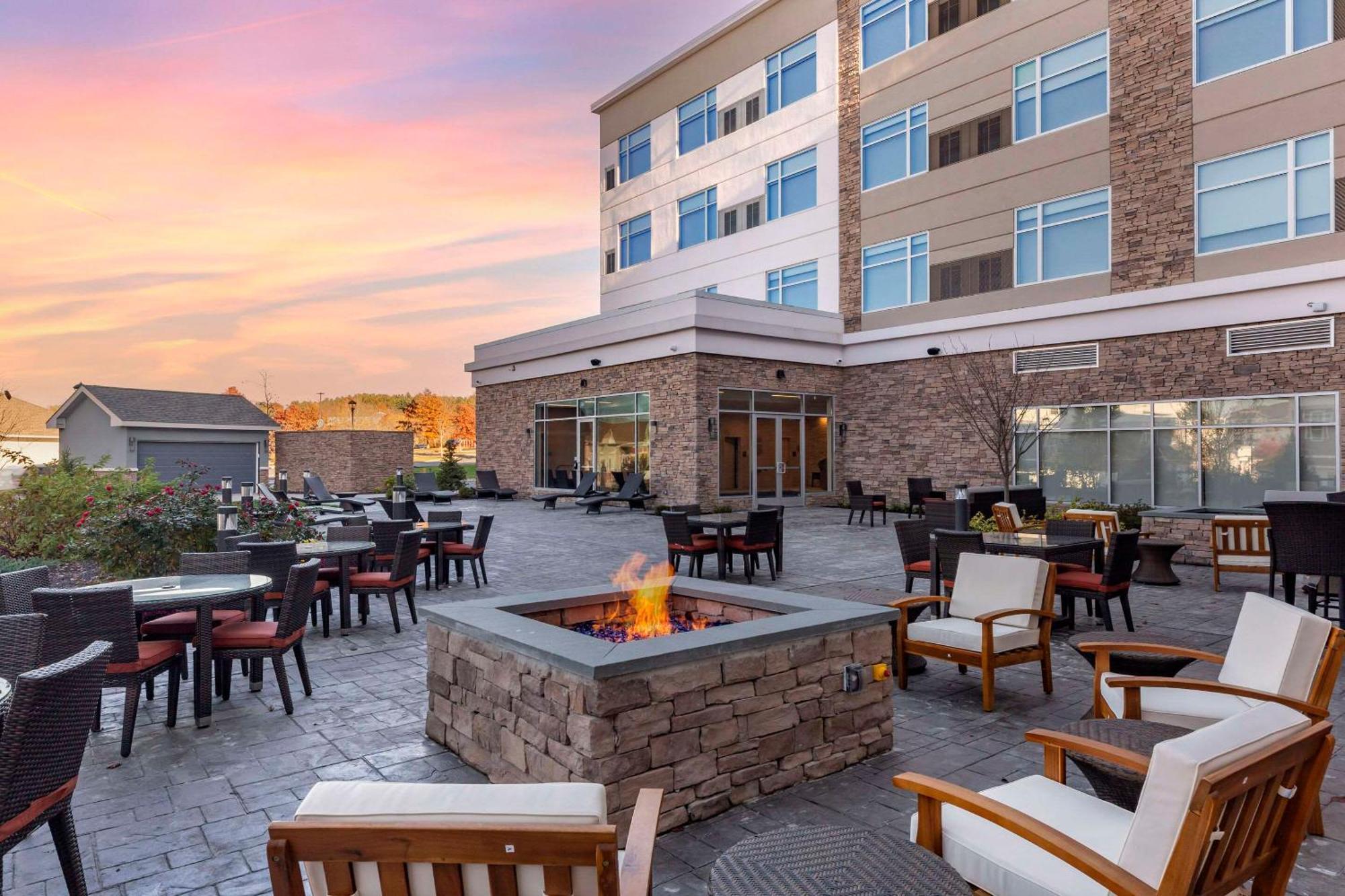 Cambria Hotel Manchester South Windsor Buitenkant foto